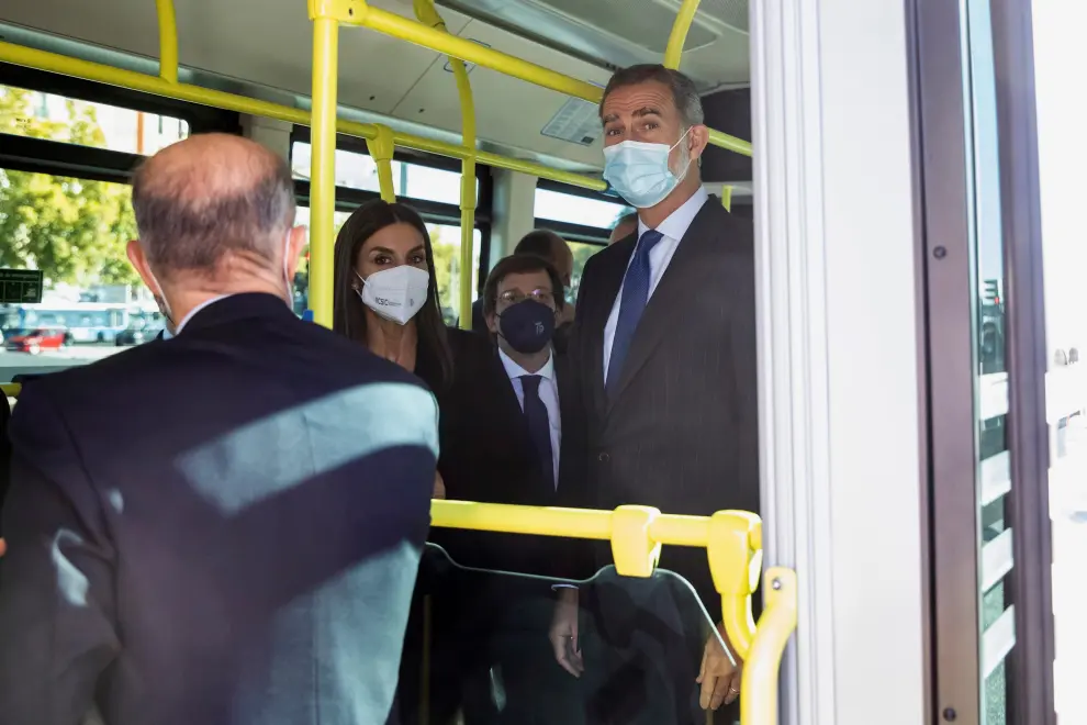 Los Reyes, durante su viaje en autobús urbano y su visita a las cocheras de la EMT.