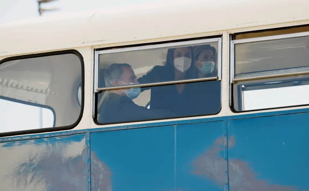 Los Reyes, durante su viaje en autobús urbano y su visita a las cocheras de la EMT.