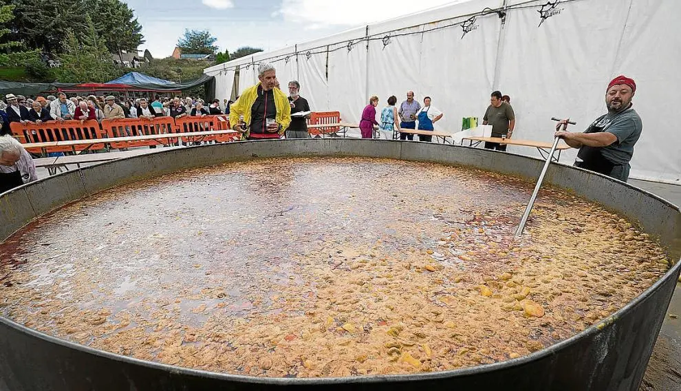 En el año 2000, Cella (Teruel), donde celebran la celebran la Feria de la Patata, batió el récord Guinness del plato más grande de patatas bravas (2.40 kilos).