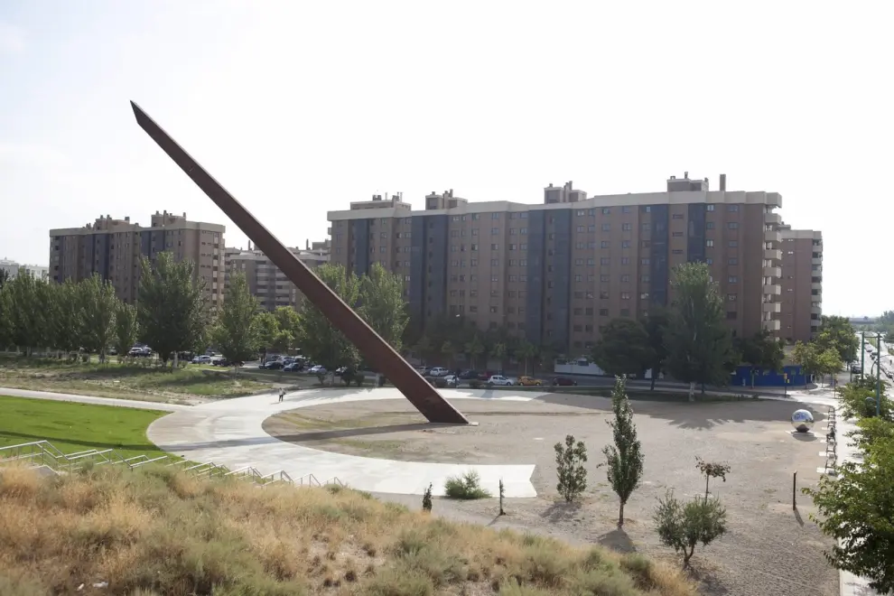 ¿Sabías que en el Parque de Oriente de Zaragoza hay una estructura de metal que calcula el paso del tiempo gracias a los rayos de sol que sobre ella se reflejan? Pues bien, este reloj solar ganó el récord Guinness al más grande del mundo en 2013.