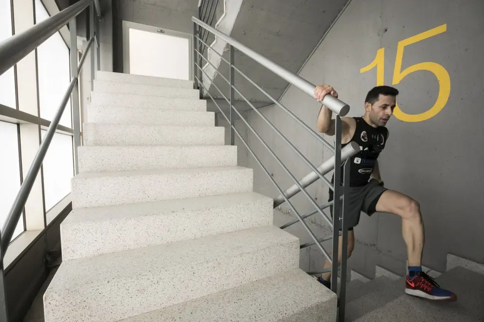 El bombero David Robles ganó en 2019 el récord Guinness del mayor número de escaleras subidas en una hora. Lo hizo durante una hora en el edificio World Trade Center de Zaragoza