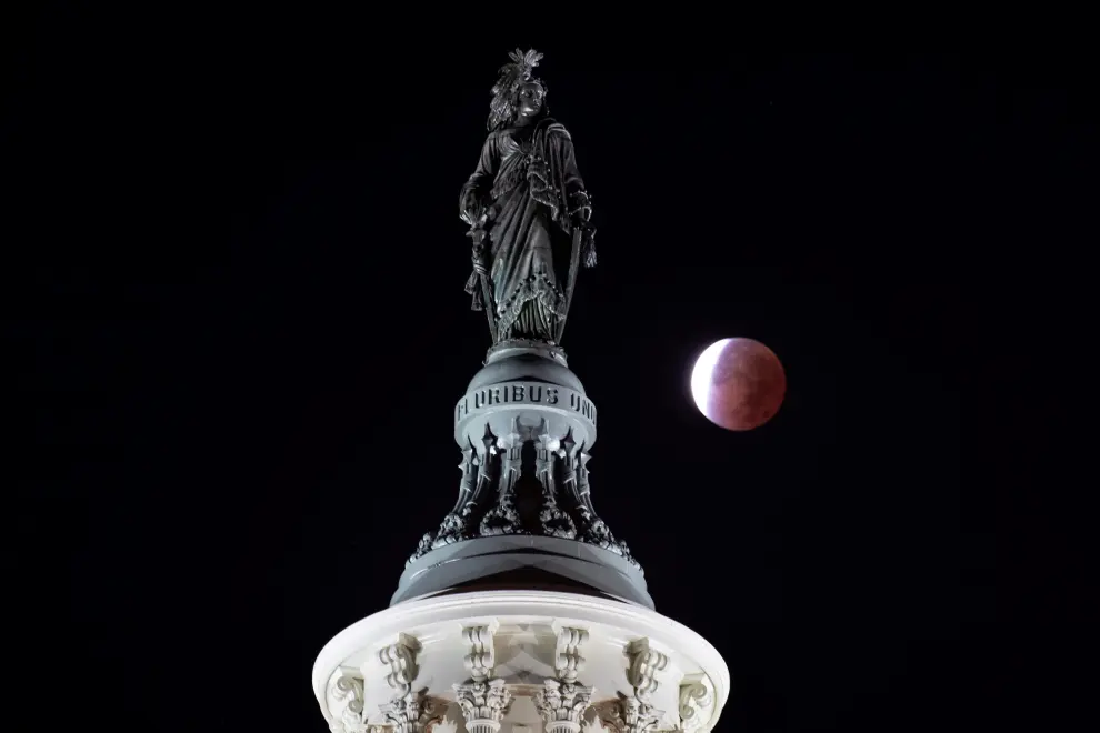 El eclipse de luna visto desde Washington USA LUNAR ECLIPSE WASHINGTON DC