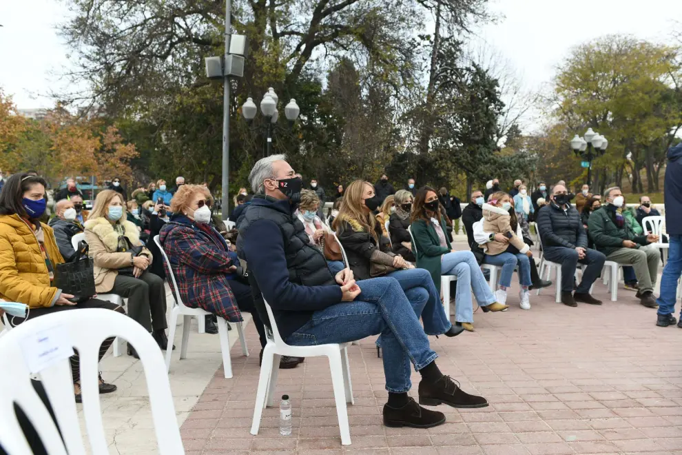 Jorge Azcón mantiene un encuentro con afiliados del PP en el Parque Grande de Zaragoza.