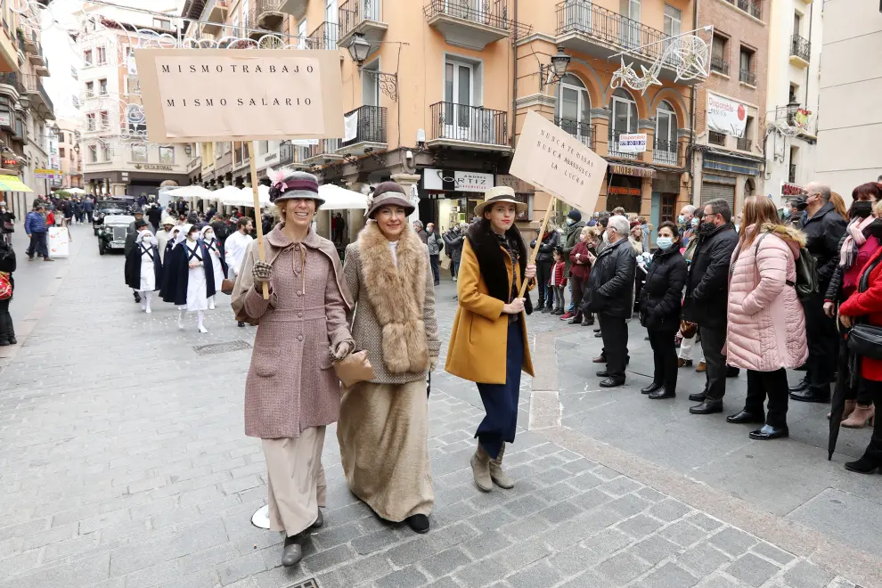Las calles de Teruel recuperan la fiesta modernista con un desfile