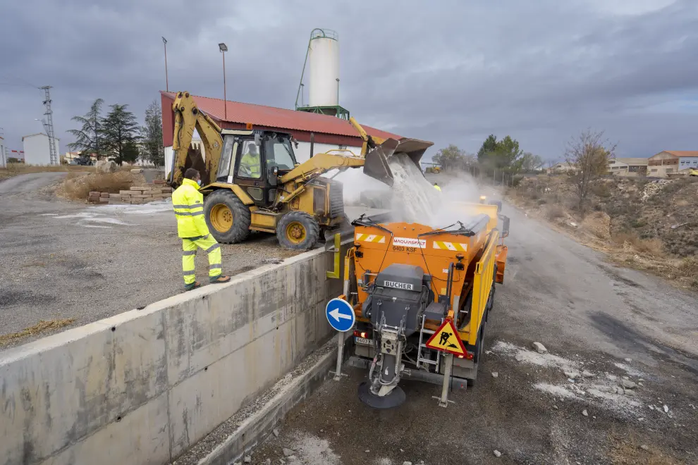 Operarios del parque de maquinaria de la diputacion de Teruel preparan una maquina quitanieves. Foto Antonio Garcia/Bykofoto. 22/11/21[[[FOTOGRAFOS]]]