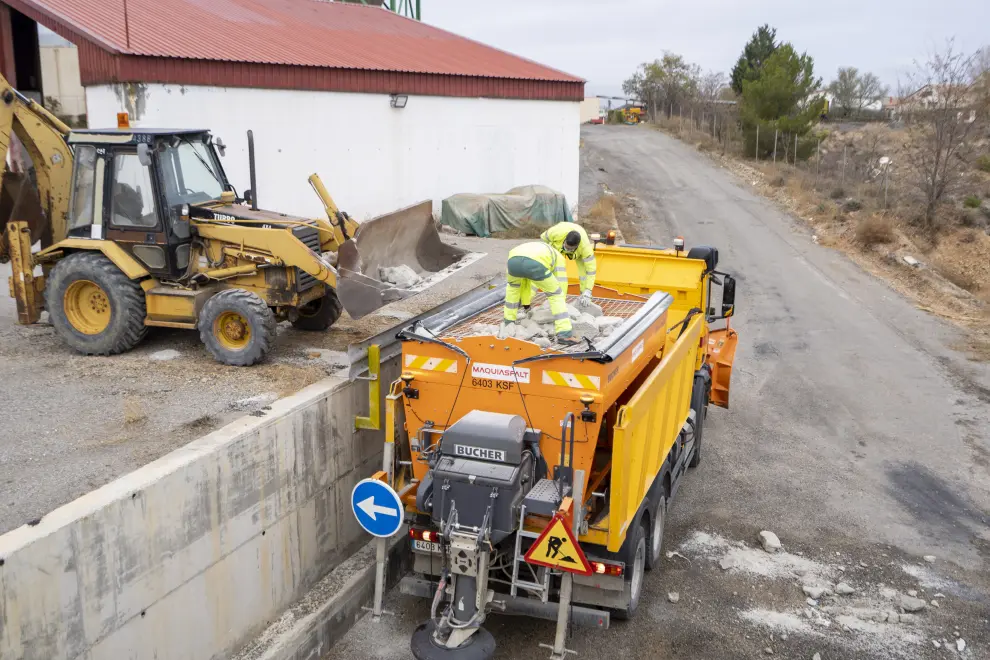 Operarios del parque de maquinaria de la diputacion de Teruel preparan una maquina quitanieves. Foto Antonio Garcia/Bykofoto. 22/11/21[[[FOTOGRAFOS]]]
