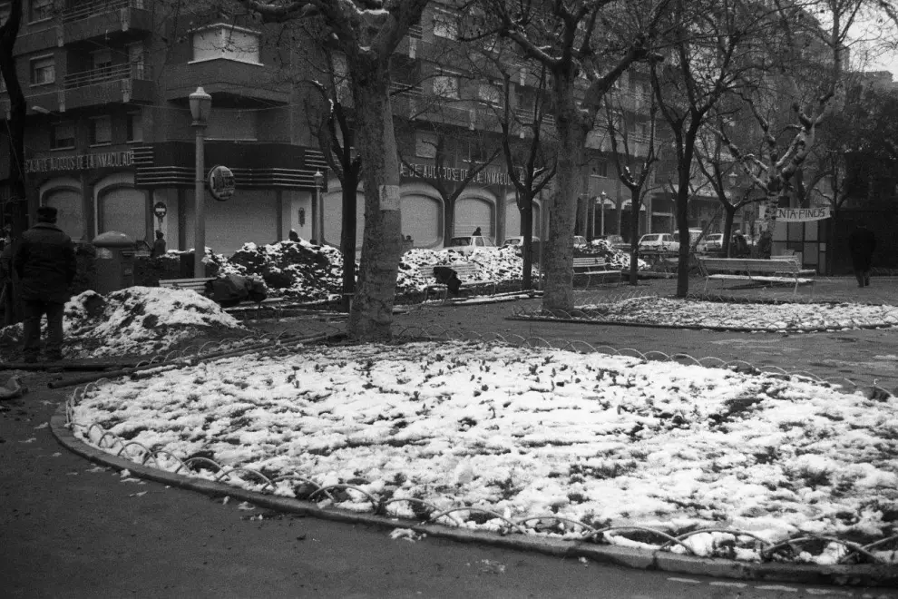 Rescatamos de nuestro archivo fotografías de la capital aragonesa cubierta por un manto blanco, correspondientes al periodo comprendido entre los años 40 y los 70. Nevadas históricas que muchos recordarán. Y es que pocas veces ha vuelto a nevar en Zaragoza con la fuerza con la que lo hacía en aquellos años.