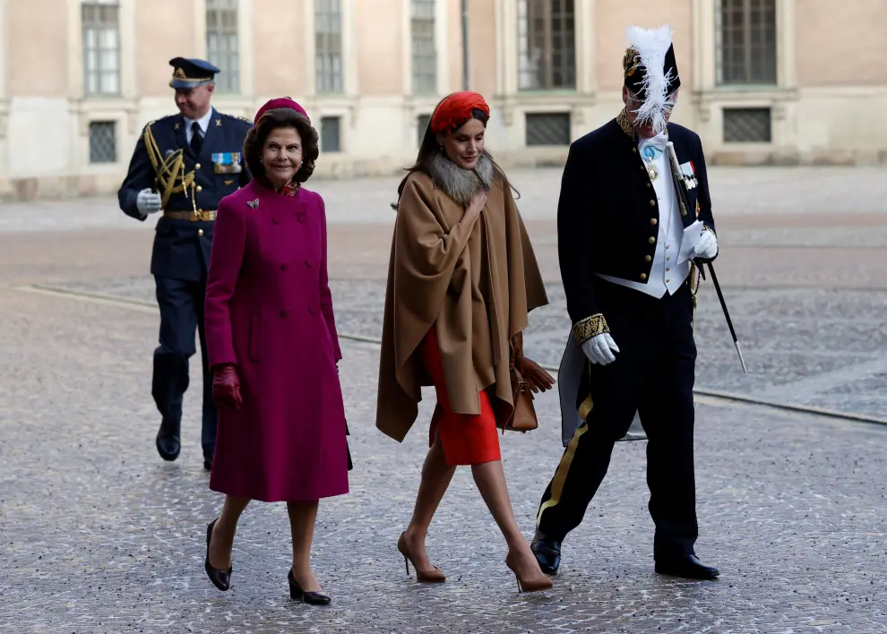 Los reyes llegan en carroza al Palacio Real en su bienvenida a Suecia