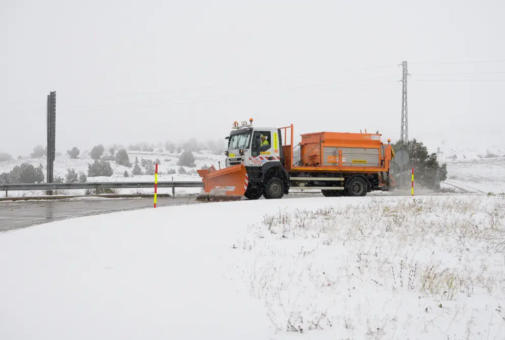 El puerto de Escandón y la T-620 hacia Camerena han sido algunos de los puntos más afectados por la nieve en la provincia de Teruel este jueves.