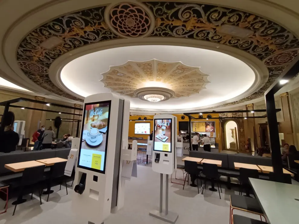 McDonald's abre su restaurante en el antiguo cine Elíseos de Zaragoza