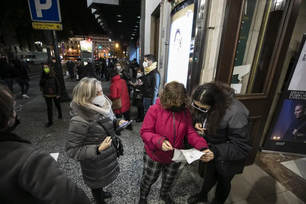 Petición del pasaporte covid a la entrada del Teatro Principal de Zaragoza.