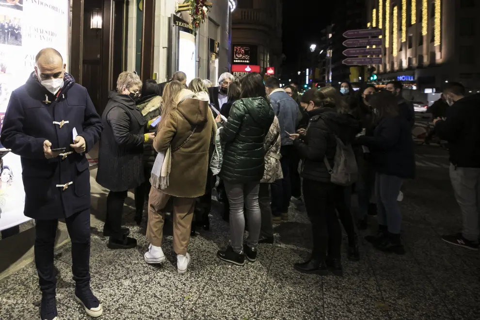 Petición del pasaporte covid a la entrada del Teatro Principal de Zaragoza.