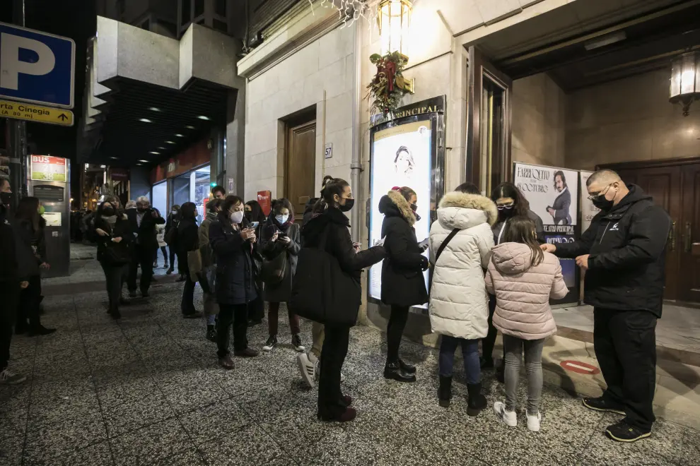 Petición del pasaporte covid a la entrada del Teatro Principal de Zaragoza.