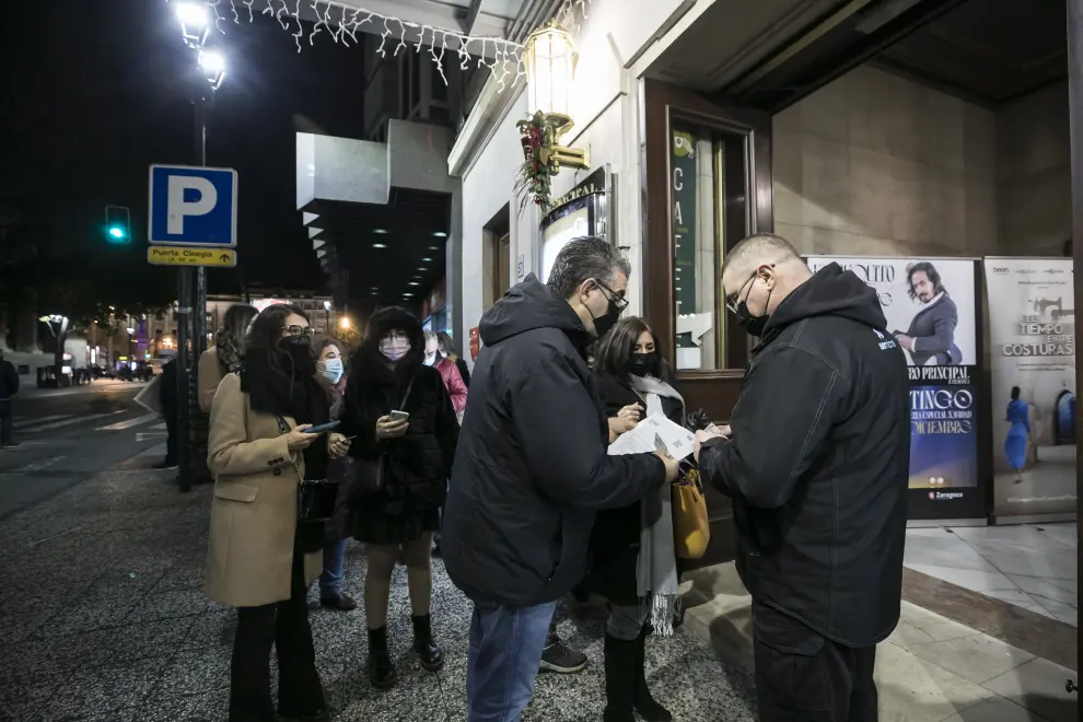 Petición del pasaporte covid a la entrada del Teatro Principal de Zaragoza.