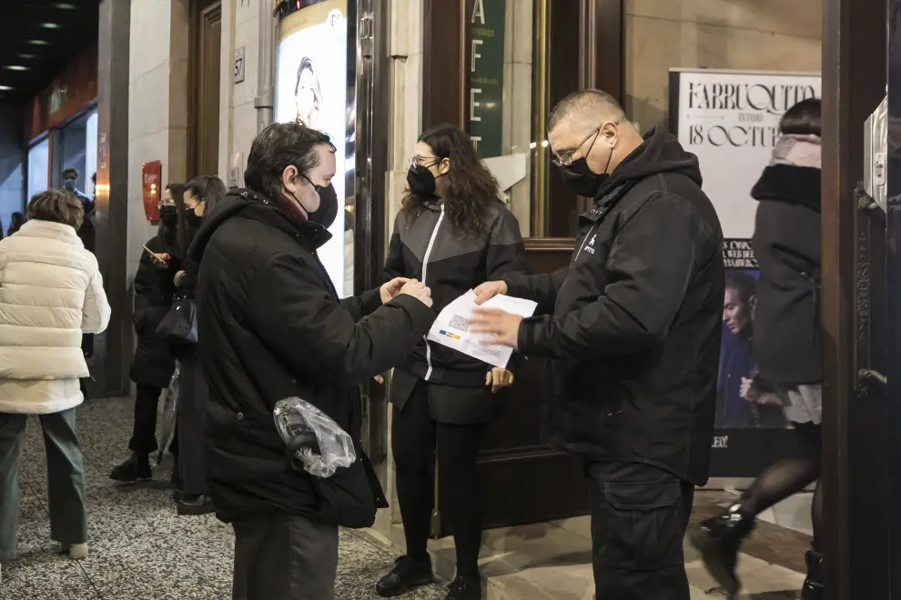 Petición del pasaporte covid a la entrada del Teatro Principal de Zaragoza.