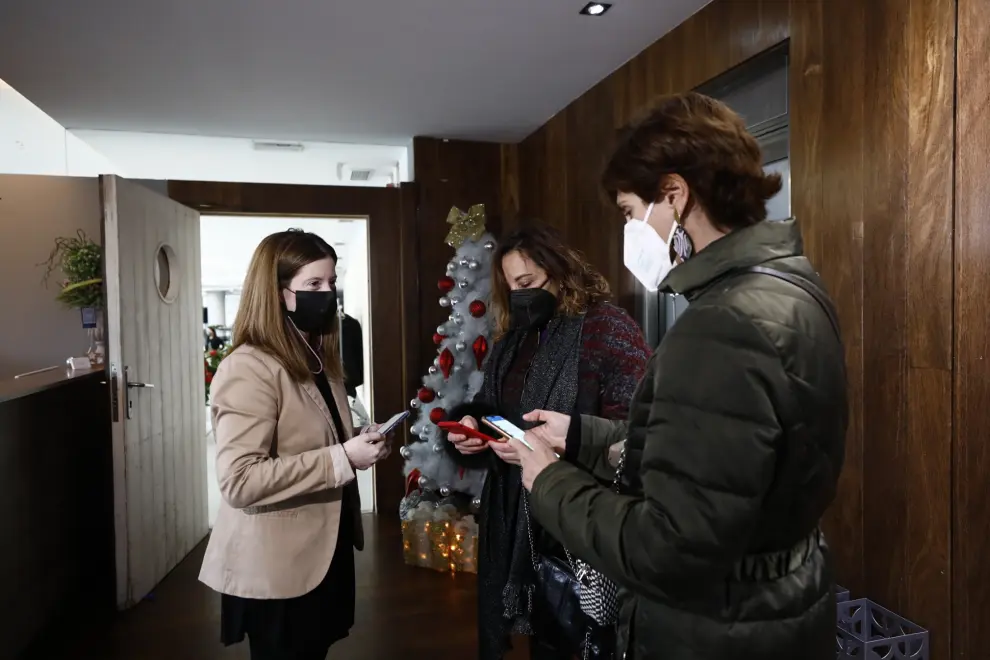 Petición del pasaporte covid a la entrada en el restaurante Tres Mares.