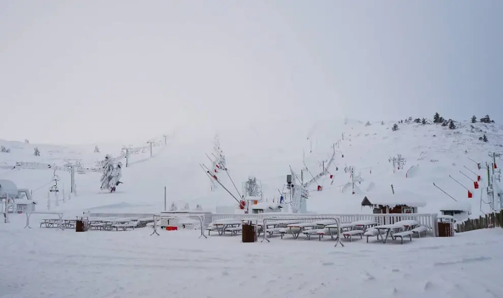 Así han despertado las estaciones de esquí de Aragón tras el temporal de nieve.