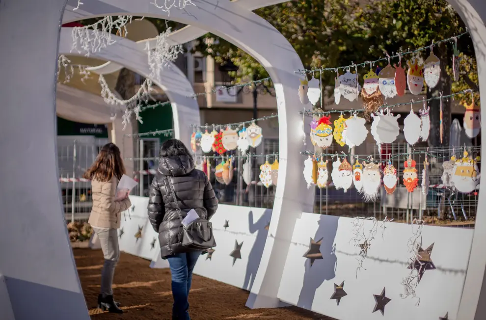 Operarios e integrantes del taller de empleo instalan la decoración de Navidad en Calatayud.