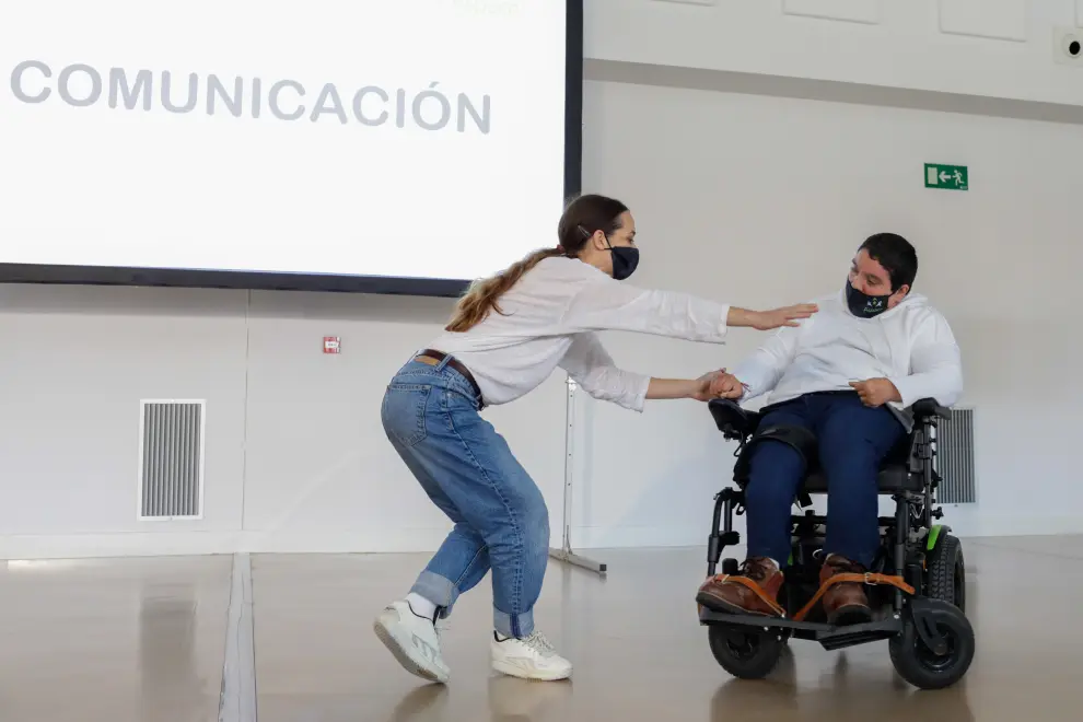 El acto ha sido copresentado por el periodista Miguel Mena y el residente Oscar Alijarde, y ha contado con una performance creada por la bailarina Ingrid Magrinyà y Viky Romeo, usuaria de la fundación y miembro de un grupo de danza inclusiva.