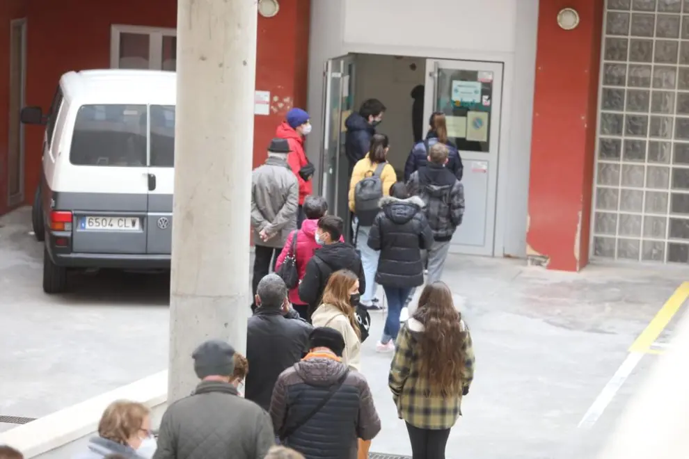 Intensa mañana de vacunaciones en el centro de salud Pirineos de Huesca, donde este martes se han registrado 63 casos de covid.