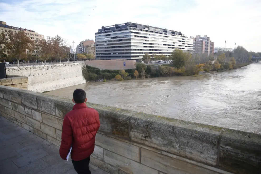 Las fuertes lluvias y nevadas de los últimos días han provocado que el río Ebro presente un elevado caudal a su paso por Zaragoza.