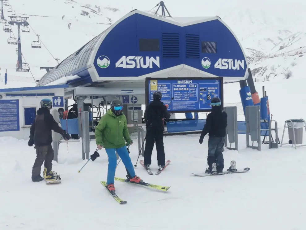 Astún ha recibido este miércoles, 1 de diciembre, a los primeros esquiadores de la campaña 2021/2022.