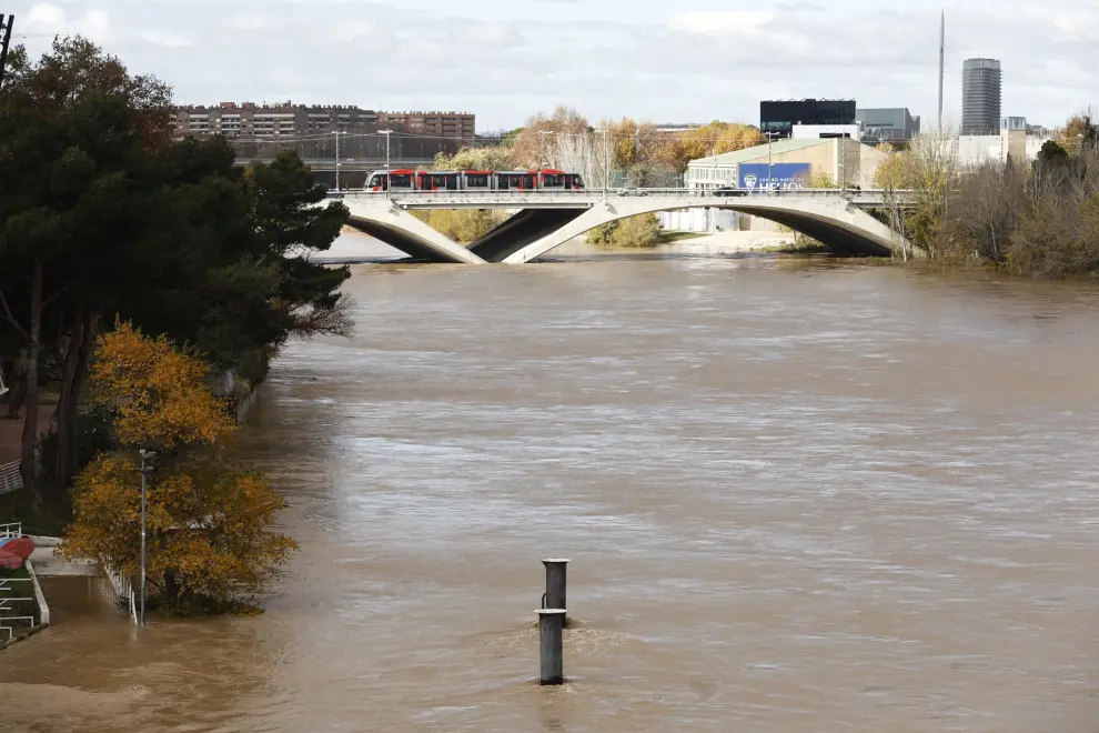 El temporal de lluvia y nieve de los últimos días ha hecho que la cantidad de agua que lleva el rio crezca.