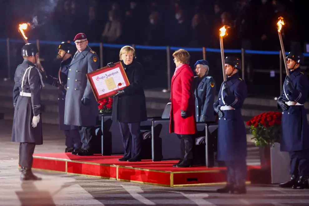 Berlin (Germany), 02/12/2021.- German Chancellor Angela Merkel (R) during the military grand tattoo in her honor at the defense ministry in Berlin, Germany, 02 December 2021. Acting German Chancellor Angela Merkel receives on 02 December 2021, on the occasion of her farewell, a Grand Tattoo of the German Federal Armed Forces (Bundeswehr). (Alemania) EFE/EPA/FRIEDEMANN VOGEL
 GERMANY CHANCELLOR