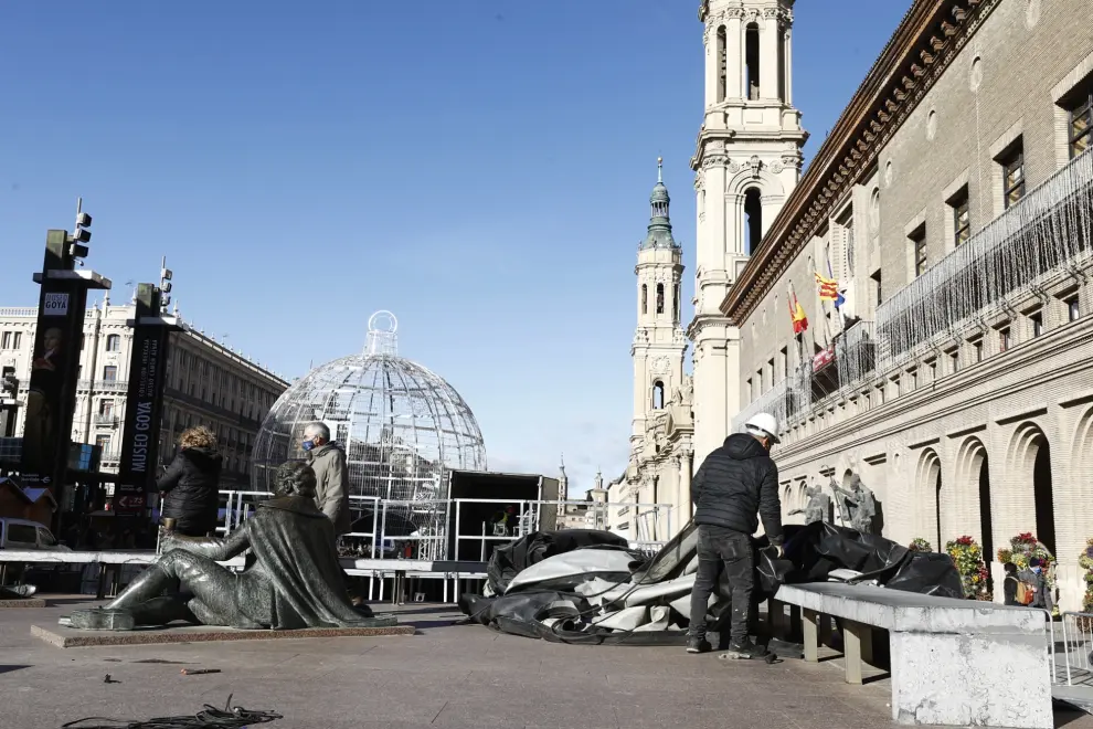 En la madrugada de este viernes se ha desplomado el escenario navideño de la plaza del Pilar de Zaragoza.