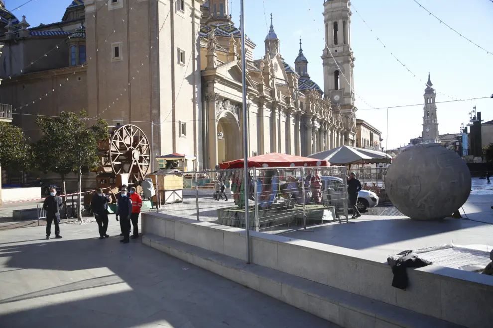 La plaza del Pilar luce su aspecto más navideño. Este sábado será el encendido de luces y el inicio oficial de la Navidad en Zaragoza.