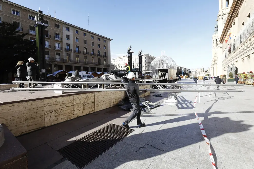 En la madrugada de este viernes se ha desplomado el escenario navideño de la plaza del Pilar de Zaragoza.