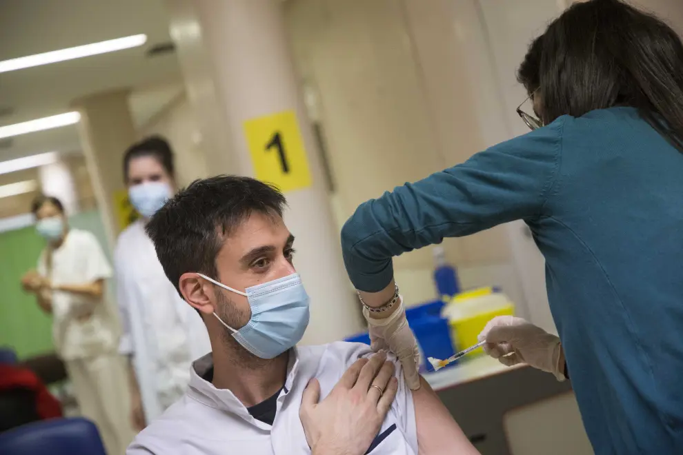 Fotos de los sanitarios recibiendo la tercera dosis de la vacuna conta la covid