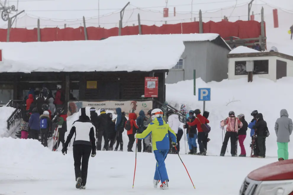 Fotos de la jornada de este lunes en la estación de esquí de Candanchú