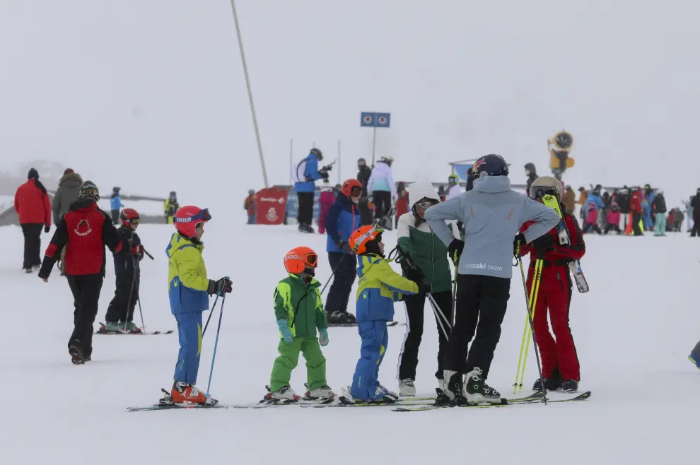 Fotos de la jornada de este lunes en la estación de esquí de Candanchú