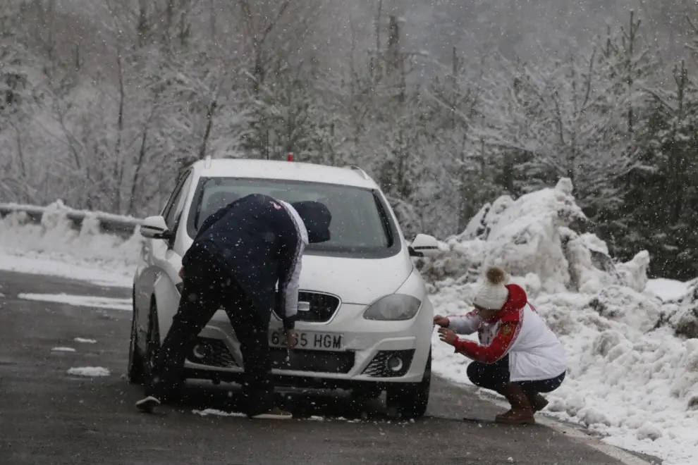 La nieve complica el regreso del puente festivo en el Pirineo