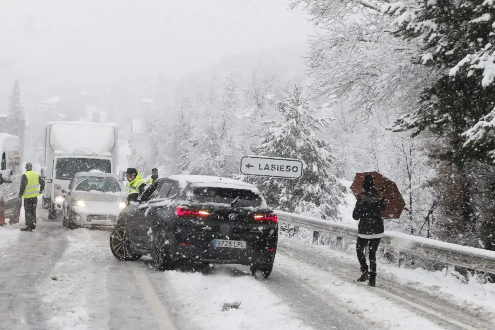 Fotos del temporal de nieve que cubre las carreteras en el Pirineo