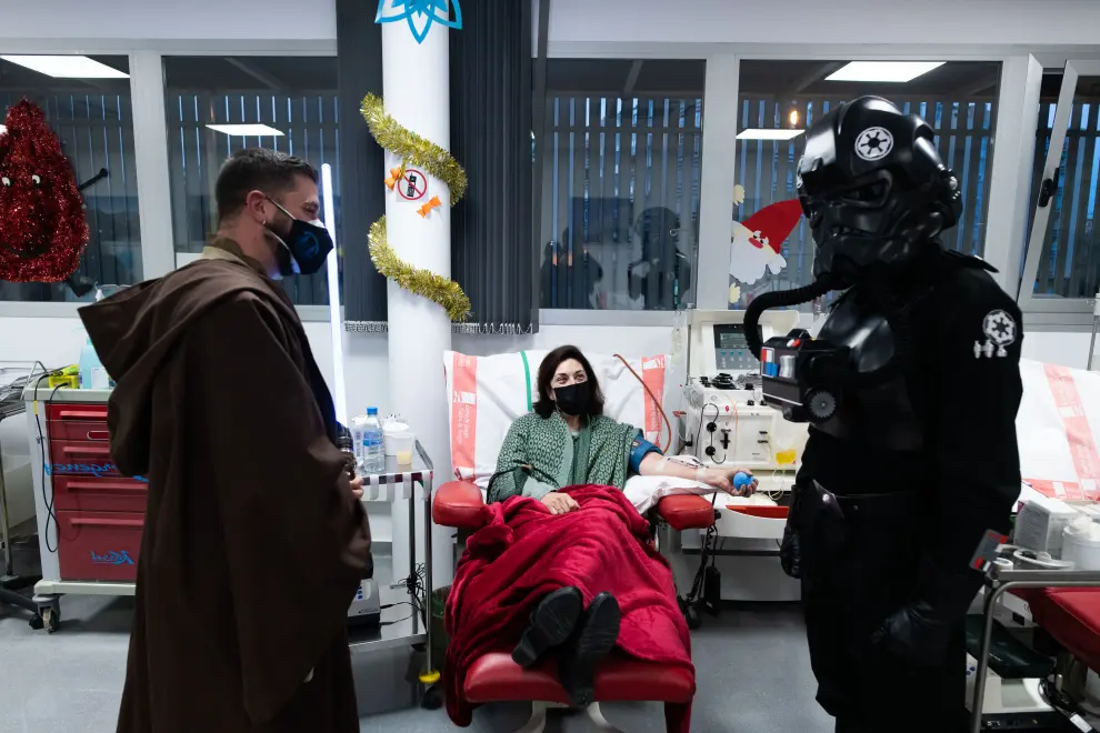 Personajes de Star Wars animan a la donación en el Banco de Sangre de Aragón.