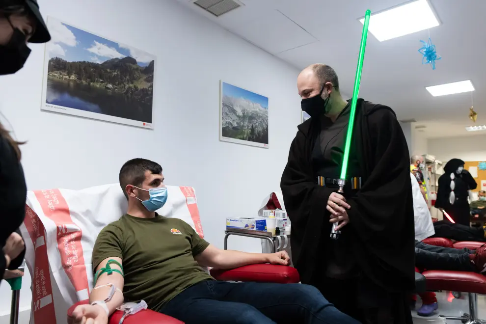 Personajes de Star Wars animan a la donación en el Banco de Sangre de Aragón.