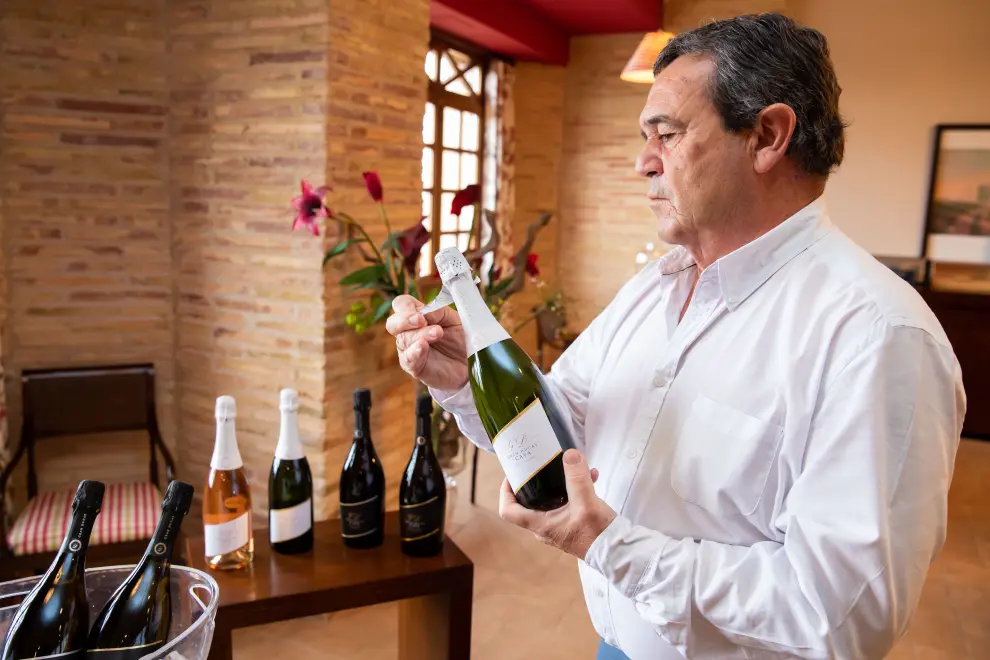 Javier Domeque, enólogo de BSV, vive con pasión su trabajo de creación de nuevos vinos y cavas.