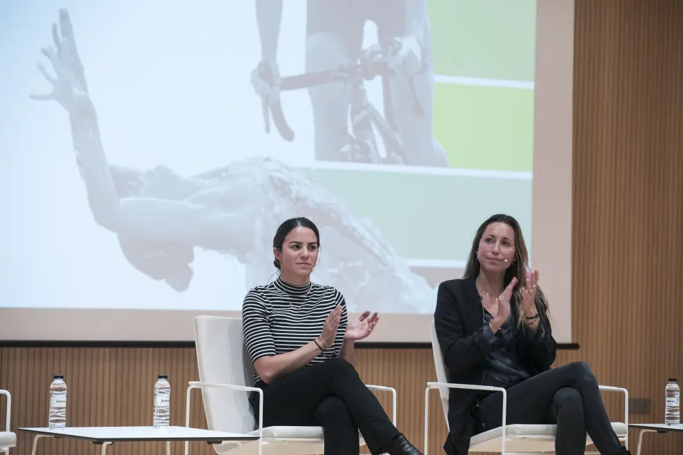 La exnadadora Gemma Mengual y la triatleta Anna Godoy, participantes del coloquio 'El deporte ¿es salud?' en Ibercaja