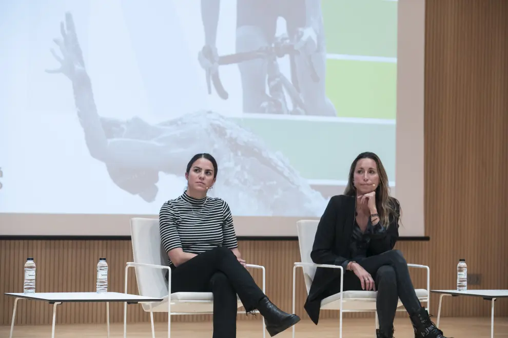 La exnadadora Gemma Mengual y la triatleta Anna Godoy, participantes del coloquio 'El deporte ¿es salud?' en Ibercaja
