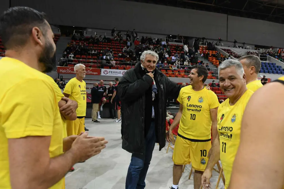 Las leyendas del  baloncesto español han jugado en el pabellón Príncipe Felipe Zaragoza por La Palma