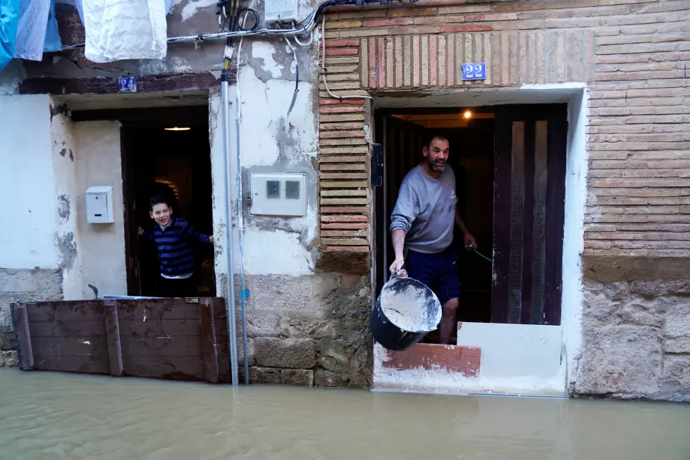Inundado parte del casco antiguo de Tudela (Navarra) al desbordarse el Ebro