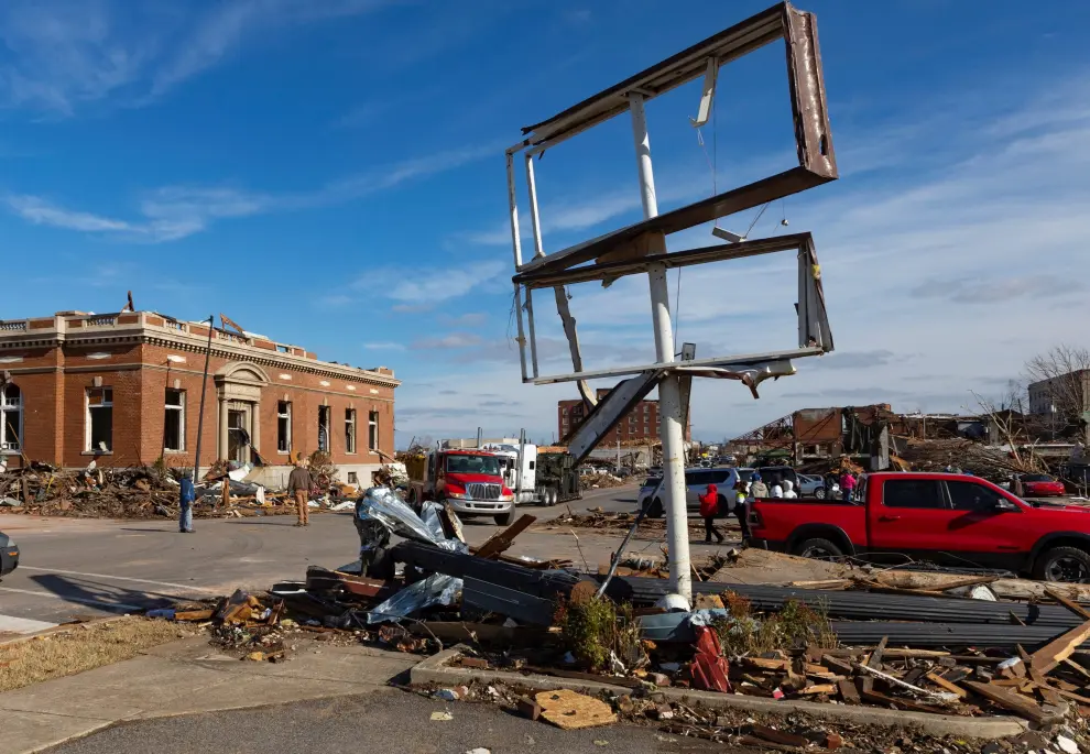 Mayfield (United States), 11/12/2021.- People look over damage caused by a tornado in Mayfield, Kentucky, USA, 11 December 2021. Large storms overnight in the area generated multiple tornados and have reportedly killed as many as 70 people, according to Kentucky Governor Andy Beshear. (Estados Unidos) EFE/EPA/ADDISON LEBOUTILLIER
 USA WEATHER KENTUCKY TORNADO