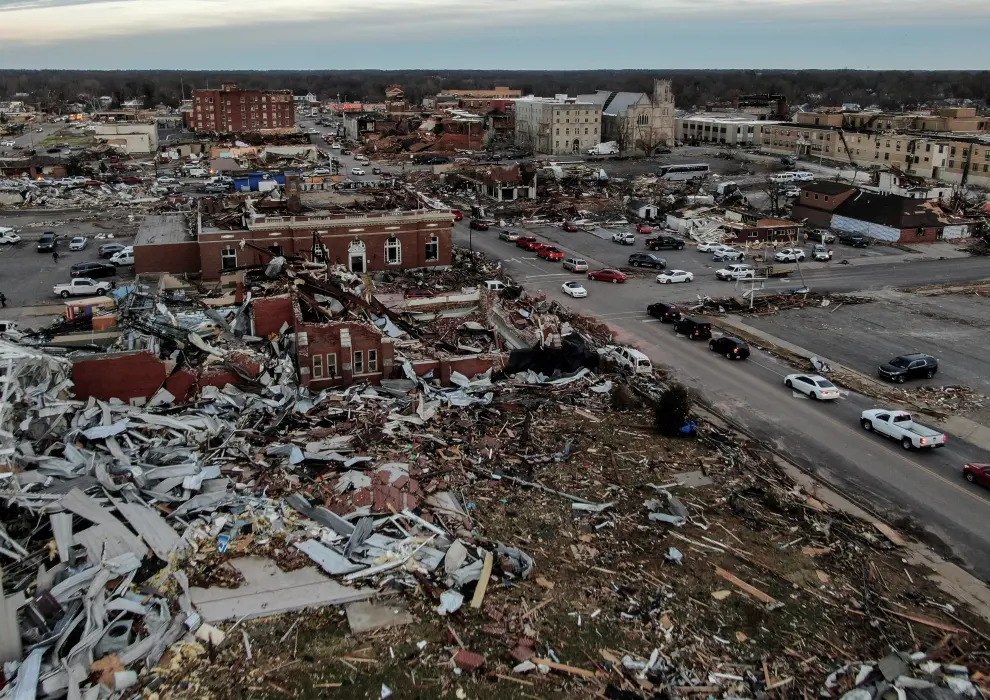 Mayfield (United States), 11/12/2021.- An aerial photo made with a drone shows people starting to clean up from widespread destruction of homes and businesses after tornadoes moved through the area leaving destruction and death across six states, in Mayfield, Kentucky, USA, 11 December 2021. According to early reports as many as 75 to 100 people lost their lives in Kentucky with more dead in Arkansas in the storms on 10 December. (Estados Unidos) EFE/EPA/TANNEN MAURY
 USA WEATHER KENTUCKY TORNADO