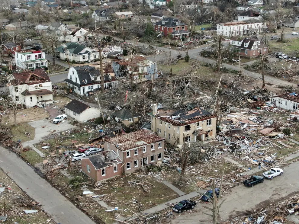 Mayfield (United States), 11/12/2021.- An aerial photo made with a drone shows widespread destruction of homes and businesses after tornadoes moved through the area leaving destruction and death across six states, in Mayfield, Kentucky, USA, 11 December 2021. According to early reports as many as 75 to 100 people lost their lives in Kentucky with more dead in Arkansas in the storms on 10 December. (Estados Unidos) EFE/EPA/TANNEN MAURY
 USA WEATHER KENTUCKY TORNADO