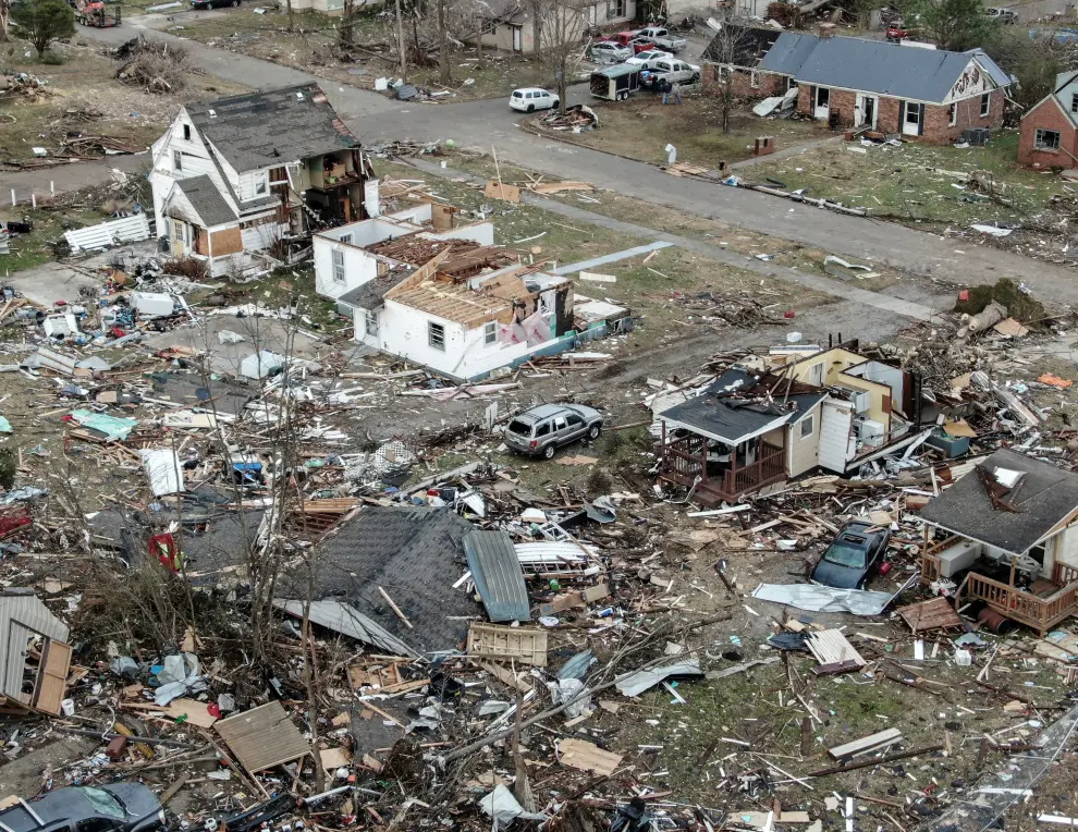 Mayfield (United States), 11/12/2021.- An aerial photo made with a drone shows widespread destruction of homes and businesses after tornadoes moved through the area leaving destruction and death across six states, in Mayfield, Kentucky, USA, 11 December 2021. According to early reports as many as 75 to 100 people lost their lives in Kentucky with more dead in Arkansas in the storms on 10 December. (Estados Unidos) EFE/EPA/TANNEN MAURY
 USA WEATHER KENTUCKY TORNADO