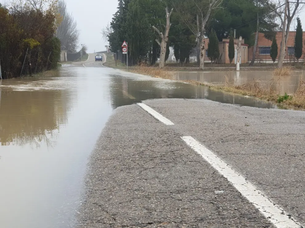 El agua cruza ya la carretera que discurse entre Alfocea y Monzalbarba, antes del puente.