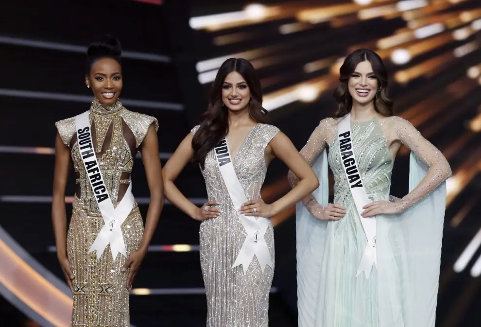 Eilat (Israel), 13/12/2021.- Miss India Harnaaz Sandhu (R) reacts as she is elected Miss Universe at the Miss Universe 2021 pageant in Eilat, Israel, 13 December 2021. Contestants from 80 countries and territories have been selected to compete in the Miss Universe 2021 pageant, to be held in the Red Sea resort of Eilat, Israel. Harnaaz Sandhu of India was crowned Miss Universe 2021. EFE/EPA/ATEF SAFADI
 ISRAEL MISS UNIVERSE PAGEANT