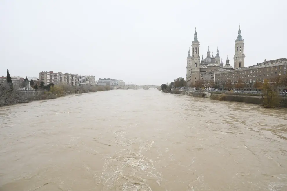 El río Ebro, a su paso por Zaragoza este martes, 14 de diciembre.